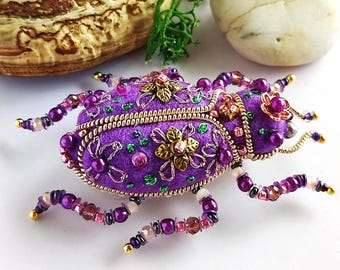 Lila Käferbrosche, bestickte Insektennadel aus Textil, Schmuck im Cottagecore-Stil, tragbare Kunst, Weihnachtsgeschenk für Lehrer