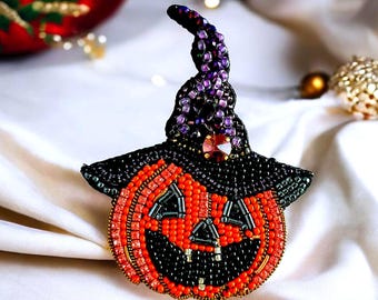 Broszka z dyniową wiedźmą – Jack o Lantern, koralikowa biżuteria w stylu horroru, upiorny prezent na sezon
