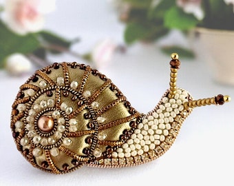 Beaded snail brooch pin, Cute snail pin nature inspired gift for snail lover, Animal brooch for snail gifts, Handmade brooch mystery snail.