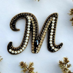 Broche con inicial de monograma M, pin personalizado elaborado artesanalmente con letras del alfabeto, broche de diamantes de imitación de bisutería, regalo de Navidad.