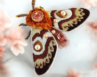 Broche de polilla bordado para mujer, joyería de insectos de lujo, regalo de cumpleaños de diseño, regalo de Navidad único, regalo inspirado en la naturaleza para las mujeres.