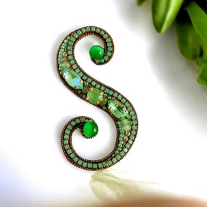 Broche inicial, pin personalizado con monograma S, letra del alfabeto cursiva en tono dorado, accesorio artesanal hecho a mano, joyería de fantasía, regalos considerados.