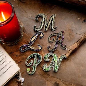Broche inicial, prendedor de solapa con cuentas con letras cursivas, prendedores personalizados con monograma de diamantes de imitación, joyería artesanal con alfabeto, regalo festivo de Navidad.