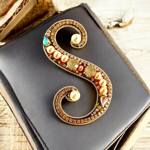 Broche inicial, pin personalizado con monograma S, letra del alfabeto cursiva en tono dorado, accesorio artesanal hecho a mano, joyería de fantasía, regalos considerados.