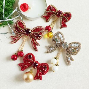 Crystal Ribbon Christmas Brooch: Beaded Holiday Dangle Pin