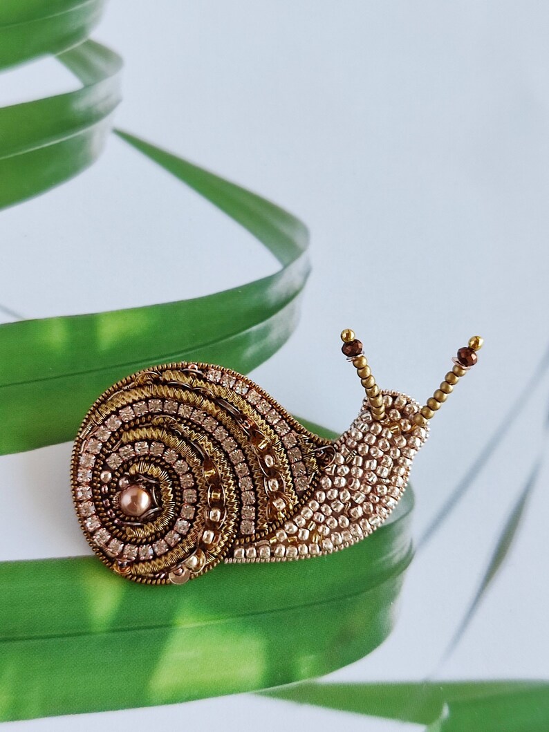 Broche Épingle CARTIER Escargot en or jaune, saphir et diamants