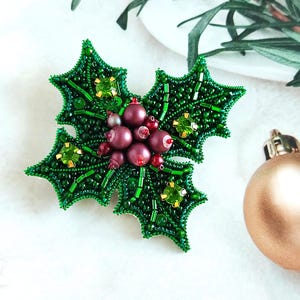 クリスマスのヒイラギのピンウィンターズブローチ、ビーズのホリデージュエリー、お母さんへの最高の贈り物、ベリーの付いたヒイラギの葉のラペルピン、おばあちゃん、先生へのプレゼント。