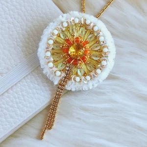 タンポポのブローチペンダント、黄色の花柄、植物愛好家への願いを込めたネックレス、コテージコアのボタニカルジュエリー、手作りの恋人へのフラワーギフト。