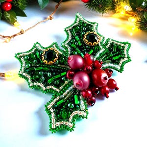ヒイラギのブローチ、クリスマスジュエリー、ビーズのホリデージュエリー、お母さんへの最高の贈り物、ベリーの付いたヒイラギの葉、おばあちゃん、先生へのプレゼントのラペルピン。