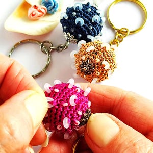 Gehaakte sleutelhanger stressbal: discreet sensorisch fidgetspeeltje voor angstverlichting