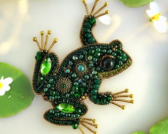 Beaded frog brooch, Cute frog pin nature inspired gift for frog lover, Animal brooch for frog gift, Exquisite brooch.