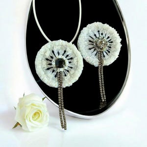 タンポポのブローチペンダント、白い花のジュエリー、植物愛好家への願いを込めたネックレス、コテージコアの植物ジュエリー、花嫁介添人、娘へのタンポポのギフト。