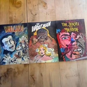 Może przedstawiać: Trzy okładki komiksów vintage z klasycznymi postaciami grozy. Okładki są w żywych kolorach i przedstawiają ilustracje Draculi, Wilkołaka i Doktora Jekylla i Pana Hyde'a.