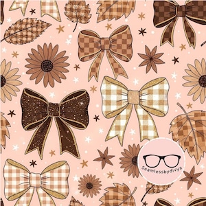 Puede incluir: Patrón repetitivo de lazos, hojas y flores en tonos marrones y beige sobre un fondo rosa claro. Los lazos presentan detalles a cuadros y brillantes. El diseño incluye estrellas y un logotipo.