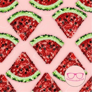 Puede incluir: Patrón repetitivo de rodajas de sandía sobre fondo rosa. Cada rodaja está hecha de lentejuelas rojas con detalles de semillas negras y una cáscara verde y blanca. El diseño es un patrón sin costuras.