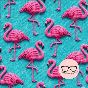 Op de afbeelding: Een herhalend patroon van roze flamingo's op een turquoise achtergrond. De flamingo's zijn gedetailleerd met getextureerde veren en staan op één been. Het ontwerp is geschikt voor stof, behang of andere decoratieve toepassingen.