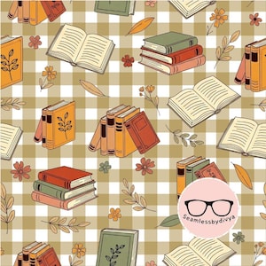 Peut inclure: Un motif répétitif composé de piles de livres, de livres ouverts, de petites fleurs orange et de feuilles sur un fond à carreaux vichy beige et blanc. Un logo rose circulaire avec des lunettes noires et le texte Seamlessbydivya est en bas à droite.
