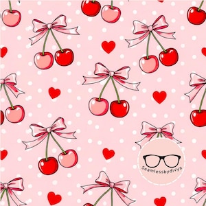 Può includere: Un motivo ripetuto di ciliegie con fiocchi rosa e cuori rossi su uno sfondo rosa chiaro con pois bianchi. Le ciliegie sono rosse e rosa, e i fiocchi sono rosa. Il design include il testo "Seamlessbydivya" in un cerchio.