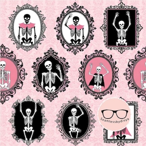 Op de afbeelding: Een herhalend patroon met witte skeletten in verschillende houdingen, elk ingesloten in sierlijke zwarte lijsten tegen een lichtroze achtergrond. Sommige skeletten dragen roze kragen of capes. Een rond logo met een bril en de tekst Seamlessbydivya.