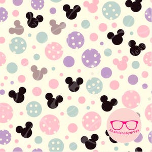 Op de afbeelding: Een naadloos patroon met zwarte Mickey Mouse-silhouetten en stippen in pastelkleuren van roze, paars en blauw op een crèmekleurige achtergrond. De stippen hebben witte accenten.
