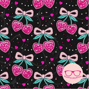 Puede incluir: Patrón repetitivo sobre fondo negro con cerezas rosas en forma de corazón con lentejuelas, lazos rosa claro y hojas turquesas. Pequeños corazones rosas y puntos blancos dispersos.