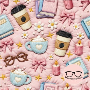 Op de afbeelding: Een herhalend patroon van koffiebekers, boeken, strikken, kaarsen, brillen, madeliefjes en zeesterren op een roze gewatteerde achtergrond. De koffiebekers hebben bruine mouwen en zwarte deksels. De boeken zijn blauw en paars.