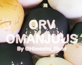 Puede incluir: Una colección de peluches redondos con caras de personajes de estilo anime. Los peluches presentan varios colores de pelo y expresiones faciales. El texto "QRV OMANJUUS" y "By @Himashu_illust" es visible.