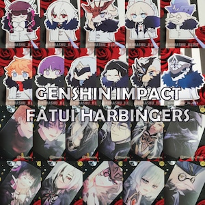 Può includere: Un set di 11 adesivi colorati con personaggi del videogioco Genshin Impact. Gli adesivi sono disposti su tre file e raffigurano i Fatui Harbingers, un gruppo di potenti antagonisti. Gli adesivi sono stampati su uno sfondo bianco e hanno una finitura lucida.