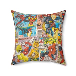 Peut inclure: Un coussin décoratif coloré avec un collage de couvertures de bandes dessinées mettant en scène Spider-Man, Iron Man et Ghost Rider. Le coussin est fait d'un tissu doux et durable et est parfait pour ajouter une touche de style super-héros à n'importe quelle pièce.