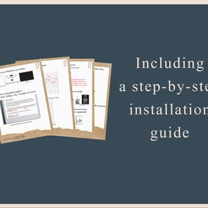 Puede incluir: Una gu&iacute;a de instalaci&oacute;n paso a paso se muestra sobre un fondo azul oscuro. La gu&iacute;a consta de varias p&aacute;ginas sujetas con clips. El texto "Including a step-by-step installation guide" est&aacute; escrito en una fuente serif.