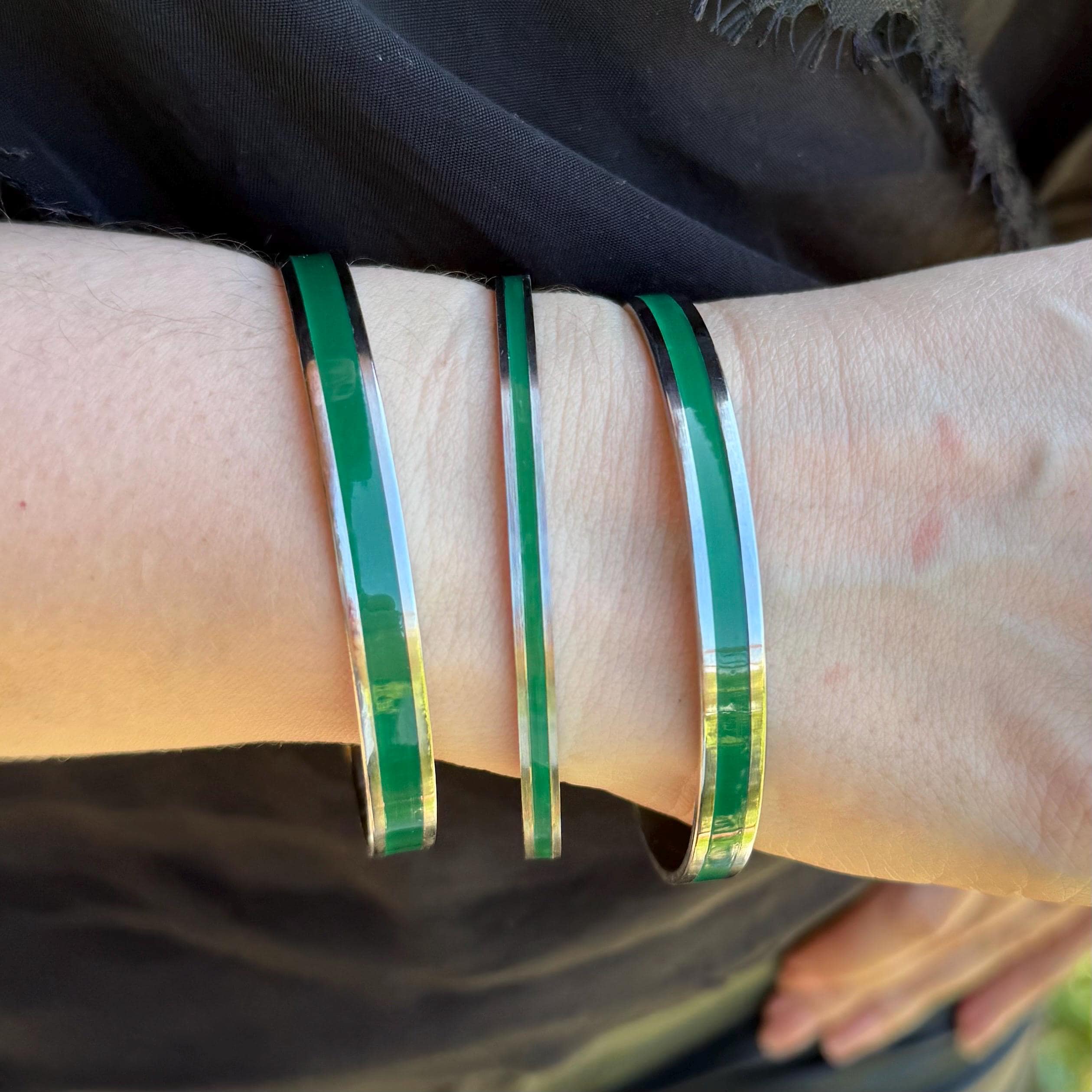 Lot De 7 Bracelets Jonc Années 80 En Laiton Multicolore - Vintage Rétro - Femme