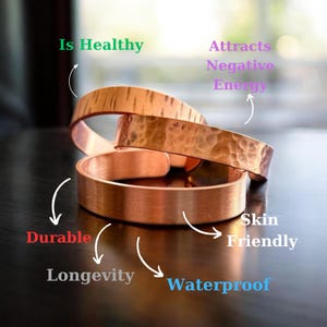 Pode incluir: Três pulseiras de cobre com texturas marteladas e lisas são empilhadas sobre uma superfície escura. A imagem inclui o texto "Is Healthy", "Attracts Negative Energy", "Durable", "Longevity", "Waterproof" e "Skin Friendly".