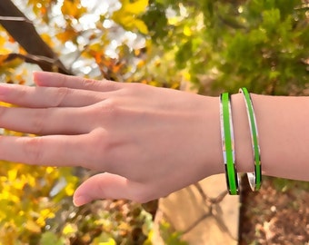 Grün emaillierter Edelstahl-Armband-Armreif, Natur inspirierter Schmuck, der beste Geschenkschmuck für diejenigen, die Natürlichkeit lieben