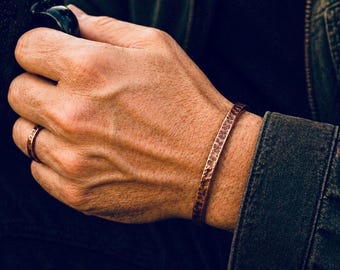 Bracciale rigido in rame puro martellato, gioiello minimalista rustico da uomo, larghezza 4 mm