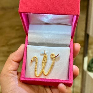 Pingente inicial em ouro amarelo 14K/18K cravejado com rubis naturais, joias finas em ouro, pingente com nome, pingente com pedra do mês, pingente de cobra