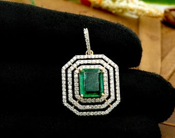 Colgante de diamante talla esmeralda: Collar llamativo de oro de 14 quilates