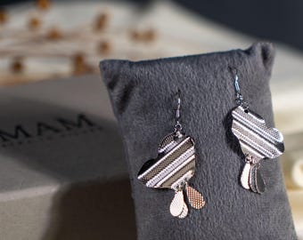 Pendientes colgantes de corazón texturizado de plata de ley, joyería artesanal romántica.