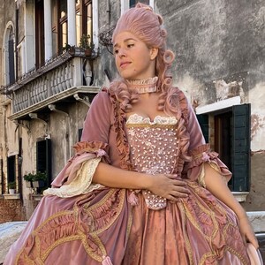 HISTORICAL COSTUME 1700 WOMAN