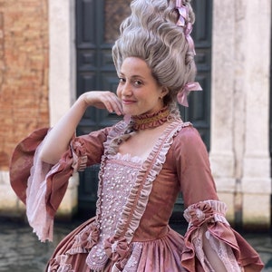 HISTORICAL COSTUME 1700 WOMAN