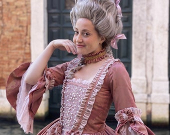 HISTORICAL COSTUME 1700 WOMAN