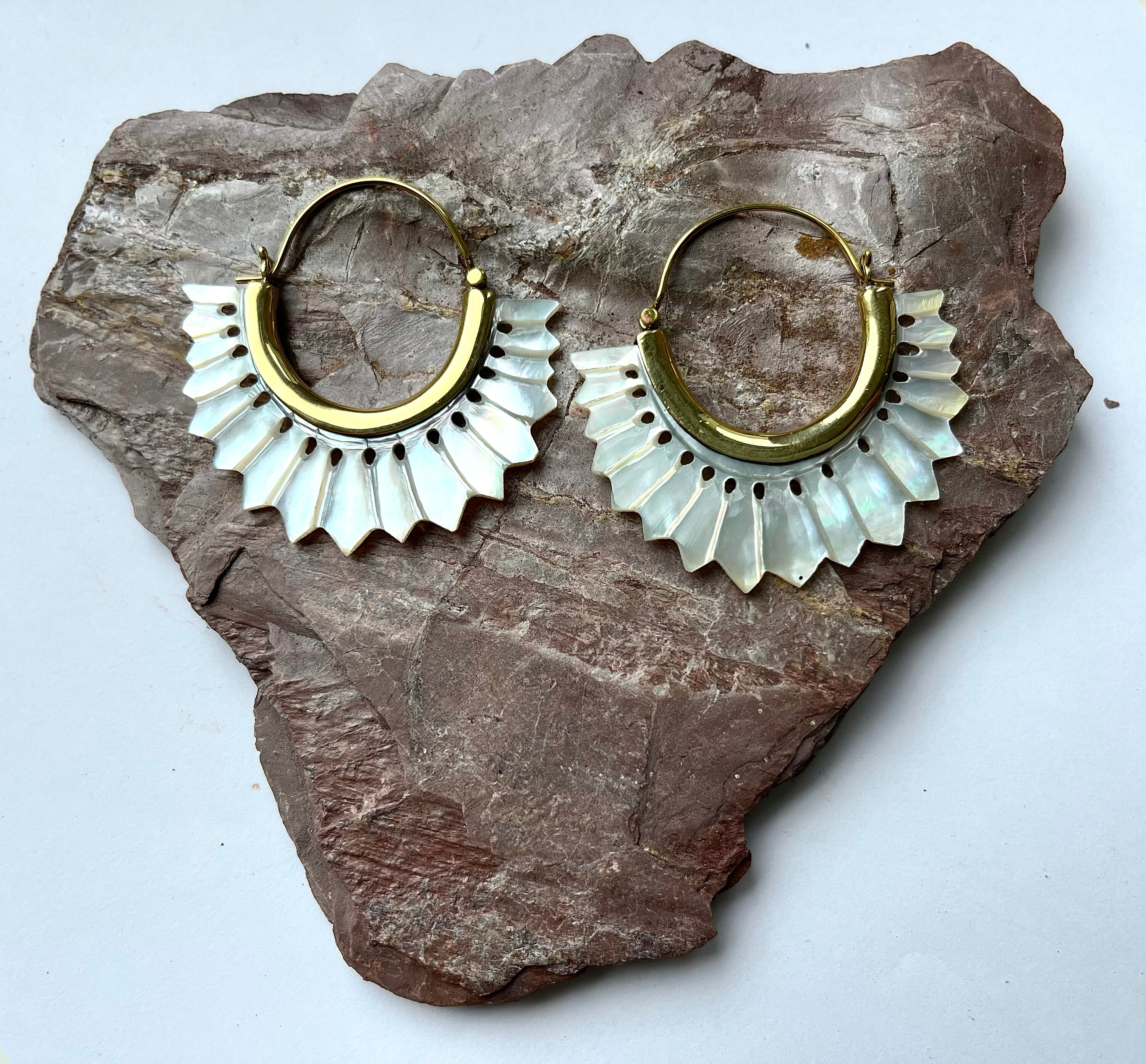 SUNBURST Elegant Mother of Pearl Earrings Carved Shell Brass SUNBURST Elegant Mother of Pearl Earrings Carved Shell Brass