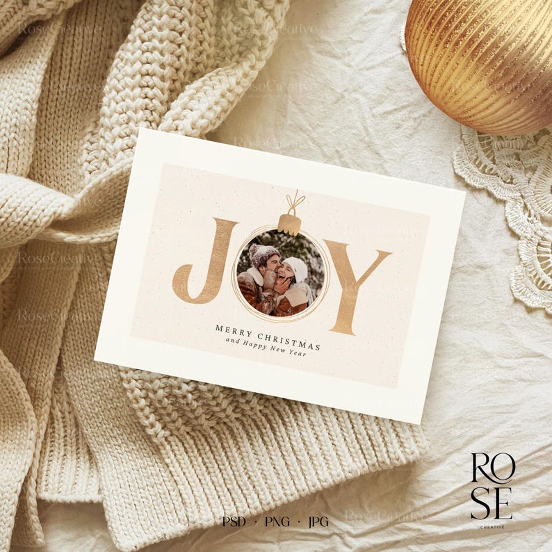 Christmas card mockup flatlay with pinecones and ornaments
5x7 greeting card mockup styled with holiday props
Holiday card mockup bundle with 12 festive scenes
PSD smart object card mockup with neutral Christmas décor
Canva-compatible PNG mockup of holiday card
Christmas stationery mockup with cozy winter background
Seasonal card flatlay with soft lighting and decorations