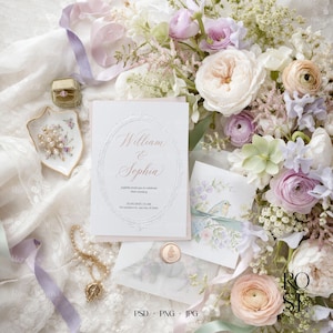 Peut inclure: Une suite de faire-part de mariage avec un arrangement floral de roses blanches, roses et violettes. La carte d'invitation porte les noms "William & Sophia" et les détails de l'événement. Une boîte à bagues, un plat décoratif avec des perles et un collier sont également présents.