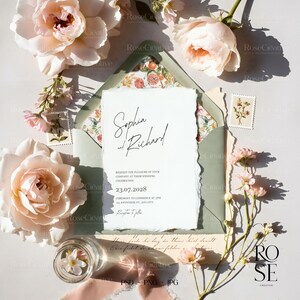 Maqueta de invitación de boda de 5x7, papelería con diseño floral primaveral, tarjeta PSD con borde desbarbado, maqueta de sobre de bellas artes, diseño plano romántico primaveral.