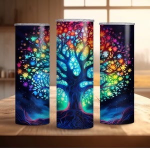 Puede incluir: Tres vasos de acero inoxidable con un diseño de árbol colorido. El árbol tiene un arcoíris de colores en las hojas y un tronco y raíces de color azul oscuro. El fondo es de color azul oscuro con estrellas.