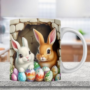 Op de afbeelding: Twee paashazen, een witte en een bruine, kijken uit een stenen muur, omringd door kleurrijke paaseieren.