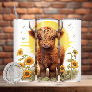 Puede incluir: Un vaso blanco con una ilustraci&oacute;n de una vaca de las Tierras Altas con pelaje marr&oacute;n, sobre un sol amarillo y girasoles. Incluye una pajita plateada y una tapa transparente. El dise&ntilde;o se repite alrededor del vaso.