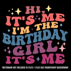 Op de afbeelding: Een kleurrijk grafisch ontwerp met de tekst "Hi, It's Me I'm The Birthday Girl It's Me" in een retro-stijl met sterren.