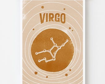 Może przedstawiać: Oprawiony wydruk przedstawiający znak zodiaku Panna. Wydruk ma beżowe tło z koncentrycznymi okręgami i akcentami gwiazd. Słowo "VIRGO" jest w brązowych literach nad brązowym okręgiem zawierającym biały zarys konstelacji.