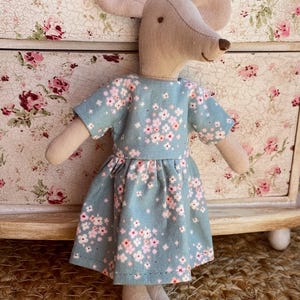 Geblümtes Baumwollkleid für Maus 15cm